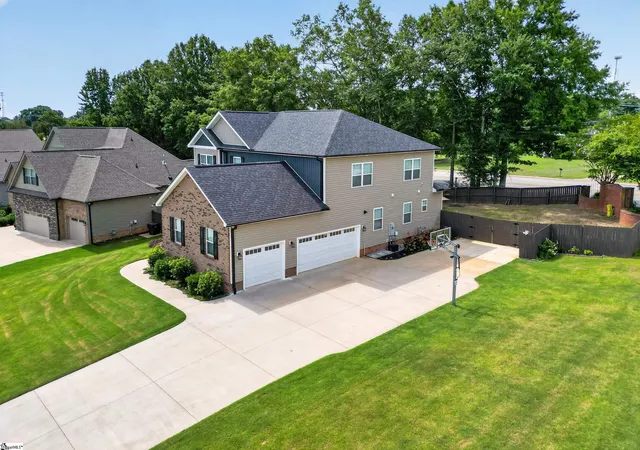 Photo 3 of Single family home for sale at 2 Peaceful Ct, Fountain Inn, SC 29644 | MLS# 1601673 | Listing updated on 2026-10-08