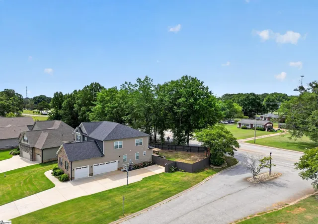 Photo 4 of Single family home for sale at 2 Peaceful Ct, Fountain Inn, SC 29644 | MLS# 1601673 | Listing updated on 2026-10-08