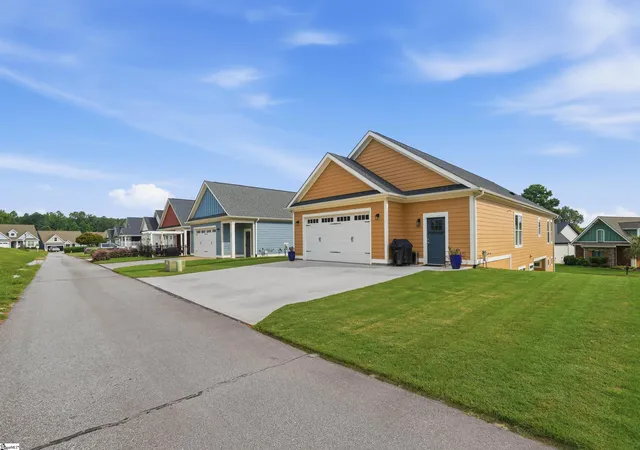 Photo 4 of Single family home for sale at 528 Coolwater Dr, Taylors, SC 29687 | MLS# 1599316 | Listing updated on 2026-09-10