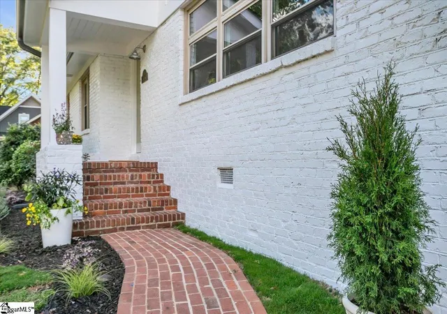 Photo 1 of Single family home for sale at 110 Oakview Dr, Greenville, SC 29605 | MLS# 1572300 | Listing updated on 2025-10-18