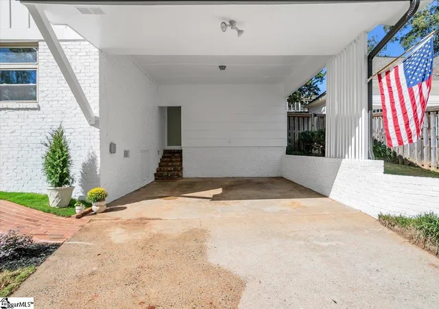 Photo 2 of Single family home for sale at 110 Oakview Dr, Greenville, SC 29605 | MLS# 1572300 | Listing updated on 2025-10-18