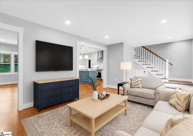 Photo 4 of Single family home for sale at 110 Oakview Dr, Greenville, SC 29605 | MLS# 1572300 | Listing updated on 2025-10-18
