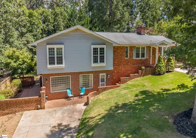 Photo 2 of Single family home for sale at 17 Zelma Dr, Greenville, SC 29617 | MLS# 1600300 | Listing updated on 2026-09-11