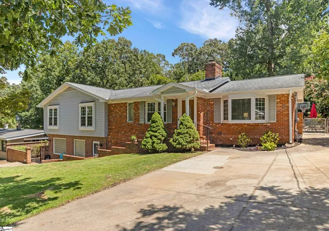 Photo 3 of Single family home for sale at 17 Zelma Dr, Greenville, SC 29617 | MLS# 1600300 | Listing updated on 2026-09-11