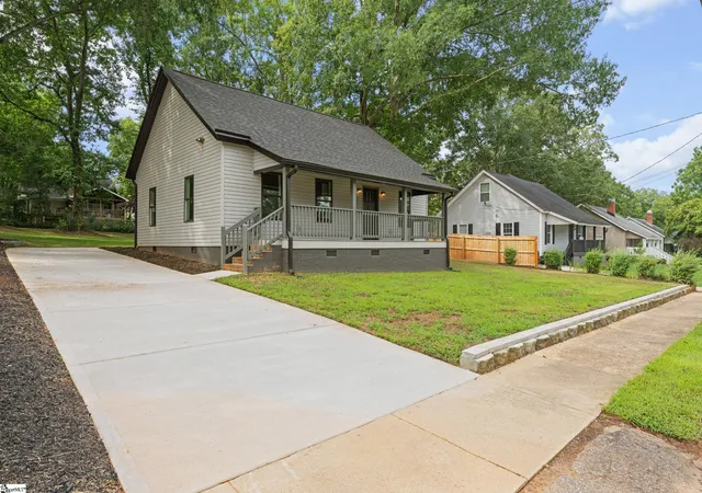 Photo 2 of Single family home for sale at 409 W Curtis St, Simpsonville, SC 29681 | MLS# 1600419 | Listing updated on 2026-09-17