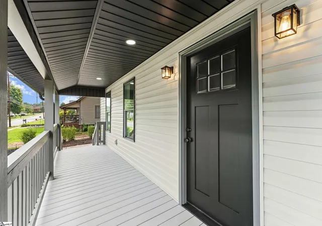 Photo 3 of Single family home for sale at 409 W Curtis St, Simpsonville, SC 29681 | MLS# 1600419 | Listing updated on 2026-09-17
