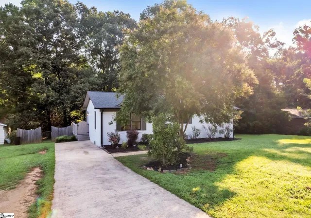 Photo 3 of Single family home for sale at 170 Oak Hill Dr, Piedmont, SC 29673 | MLS# 1599221 | Listing updated on 2026-09-30