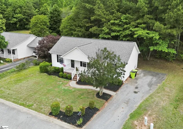 Photo 3 of Single family home for sale at 141 Brookwood Creek Dr, Landrum, SC 29356 | MLS# 1591436 | Listing updated on 2026-09-17