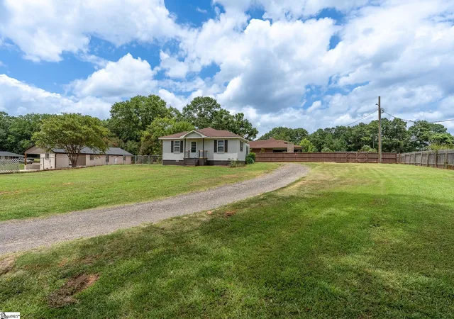 Photo 3 of Single family home for sale at 101 Duncan Heights Rd, Duncan, SC 29334 | MLS# 1598911 | Listing updated on 2026-08-10