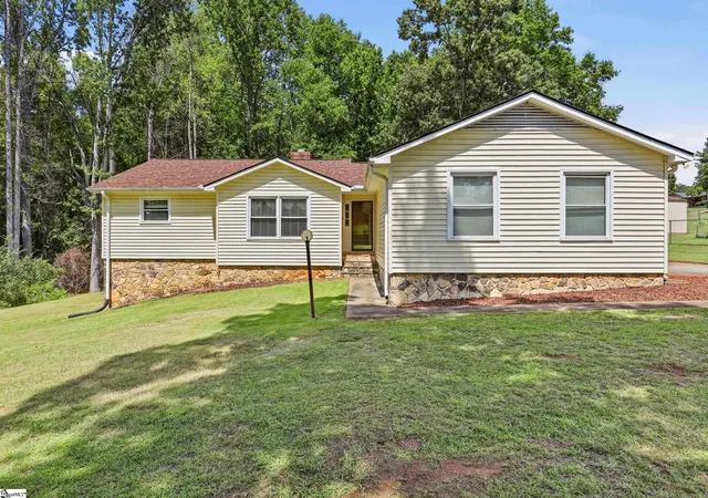 Photo 2 of Sale Pending at 102 Harborough Rd, Anderson, SC 29625 | MLS# 1600902 | Listing updated on 2026-09-21