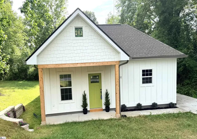 Photo 2 of Single family home for sale at 201 Stratford Rd, Greenville, SC 29605 | MLS# 1598661 | Listing updated on 2026-09-11
