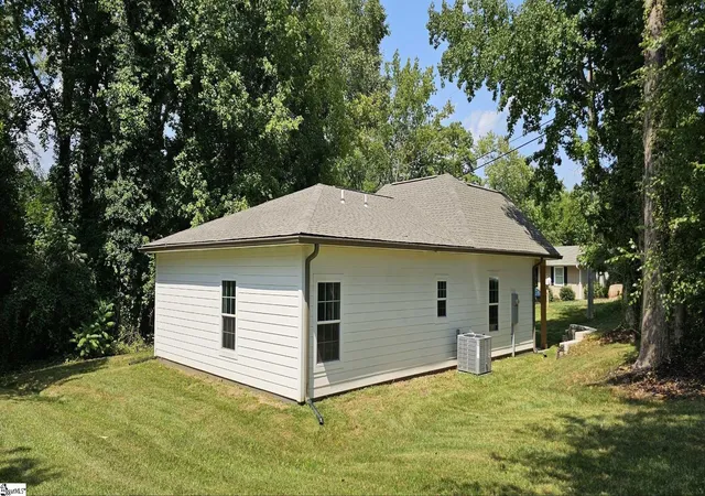 Photo 4 of Single family home for sale at 201 Stratford Rd, Greenville, SC 29605 | MLS# 1598661 | Listing updated on 2026-09-11