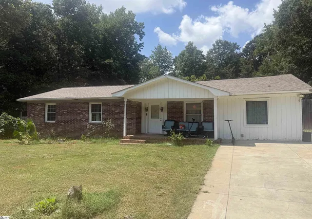 Photo 1 of Single family home for sale at 5 E Oak Hill Ct, Piedmont, SC 29673 | MLS# 1601775 | Listing updated on 2026-09-19