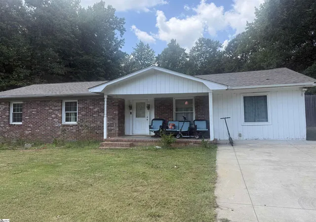 Photo 3 of Single family home for sale at 5 E Oak Hill Ct, Piedmont, SC 29673 | MLS# 1601775 | Listing updated on 2026-09-19