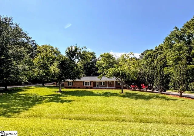 Homes for sale in Clinton, SC | 3258 W 72 Hwy, Clinton, SC 29325 | MLS# 1594335