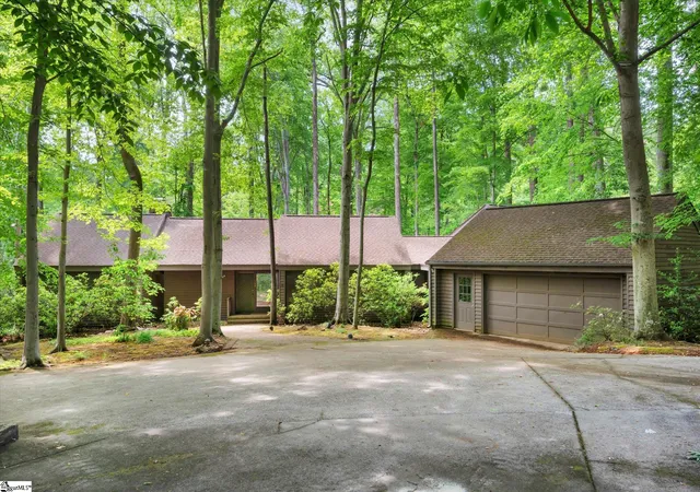 Photo 3 of Single family home for sale at 100 Brookside Wy, Greenville, SC 29605 | MLS# 1591446 | Listing updated on 2026-08-27