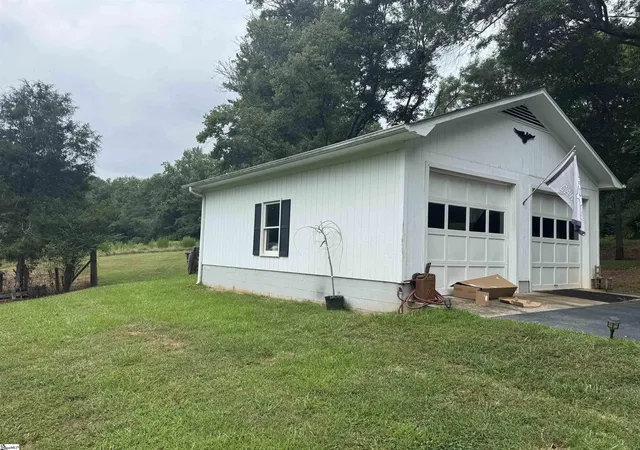 Photo 4 of Sale Pending at 947 Midway Rd, Pickens, SC 29671 | MLS# 1601064 | Listing updated on 2026-08-22