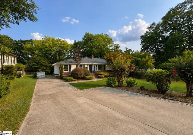 Photo 3 of Single family home for sale at 16 Perrin St, Greenville, SC 29607 | MLS# 1600610 | Listing updated on 2026-09-14