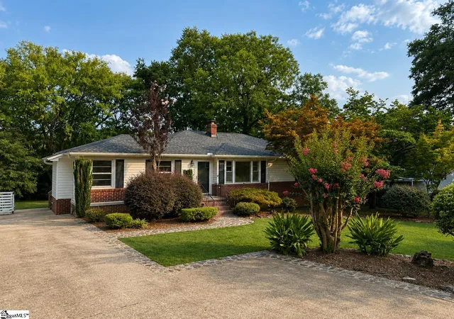 Photo 3 of Single family home for sale at 16 Perrin St, Greenville, SC 29607 | MLS# 1600610 | Listing updated on 2026-09-29
