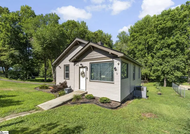 Photo 3 of Single family home for sale at 105 Mellon St, Slater, SC 29683 | MLS# 1597985 | Listing updated on 2026-10-22