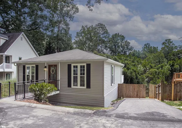 Photo 2 of Single family home for sale at 114 Brookview Cir, Greenville, SC 29605 | MLS# 1600244 | Listing updated on 2026-09-10