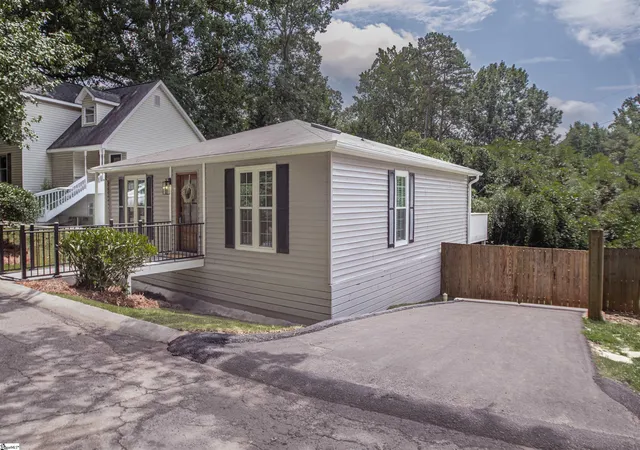 Photo 3 of Single family home for sale at 114 Brookview Cir, Greenville, SC 29605 | MLS# 1600244 | Listing updated on 2026-09-10