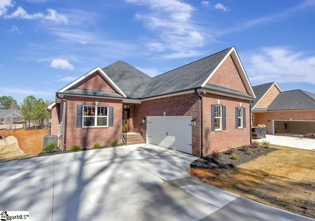 Photo 2 of Single family home for sale at 118 Bonaire Pt, Anderson, SC 29621 | MLS# 1586827 | Listing updated on 2026-09-17