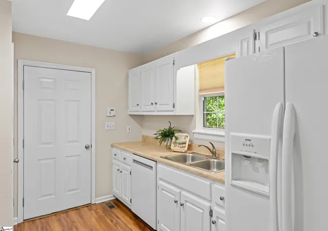 Photo 4 of Single family home for sale at 151 E Mountain Creek Rd, Greenville, SC 29609 | MLS# 1593814 | Listing updated on 2026-08-27