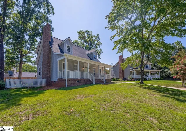 Photo 2 of Single family home for sale at 7 Ashley Ln, Taylors, SC 29687 | MLS# 1598166 | Listing updated on 2026-09-10