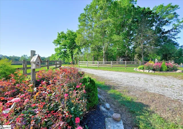 Photo 2 of Single family home for sale at 833 Duncan Creek Church Rd, Laurens, SC 29360 | MLS# 1558404 | Listing updated on 2026-05-22