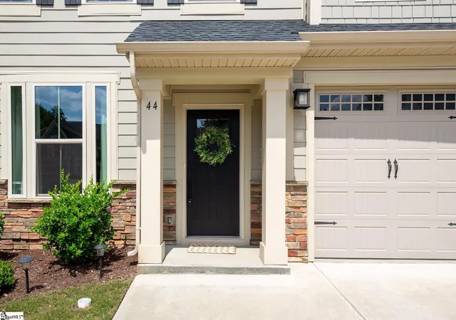 Photo 3 of Townhouse for sale at 44 Moss Hollow Wy, Simpsonville, SC 29680 | MLS# 1599892 | Listing updated on 2026-09-15
