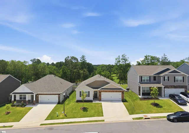 Photo 2 of Single family home for sale at 613 Bayridge Rd, Simpsonville, SC 29680 | MLS# 1600396 | Listing updated on 2026-08-12