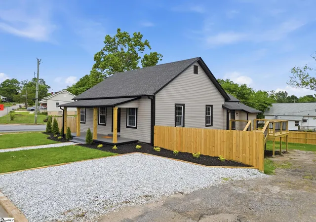 Photo 4 of Single family home for sale at 1 E 5Th St, Greenville, SC 29611 | MLS# 1601313 | Listing updated on 2026-08-19
