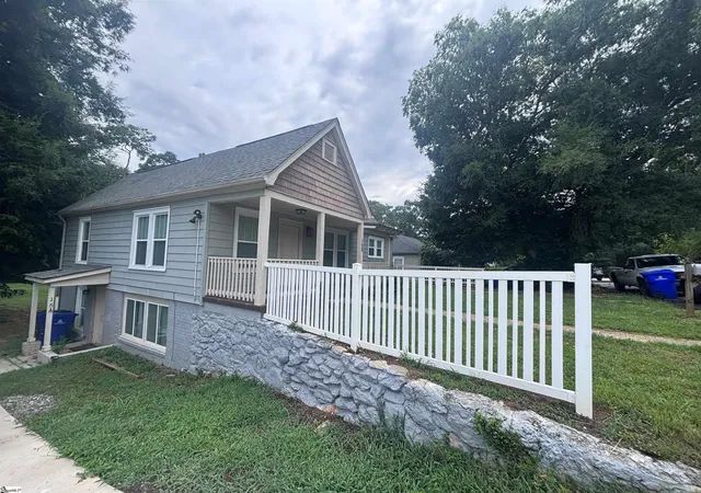 Photo 2 of Single family home for sale at 15 Eastlan Dr, Greenville, SC 29607 | MLS# 1601249 | Listing updated on 2026-08-18