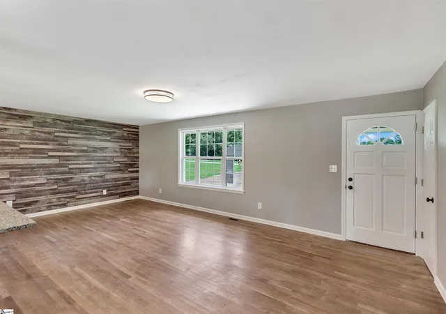Photo 3 of Single family home for sale at 1001 Fairfield Dr, Anderson, SC 29621 | MLS# 1600314 | Listing updated on 2026-09-11