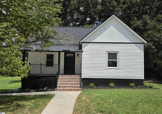 Photo 1 of Single family home for sale at 8 W First St, Williamston, SC 29697 | MLS# 1600222 | Listing updated on 2026-09-12