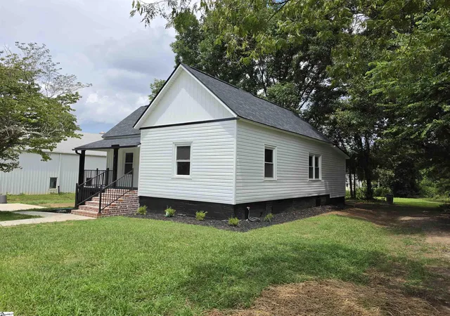 Photo 2 of Single family home for sale at 8 W First St, Williamston, SC 29697 | MLS# 1600222 | Listing updated on 2026-09-12