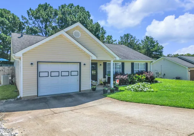 Photo 2 of Single family home for sale at 2004 Small Meadows Ct, Fountain Inn, SC 29644 | MLS# 1602141 | Listing updated on 2026-08-27