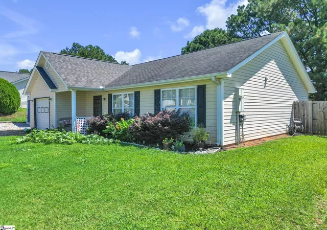 Photo 3 of Single family home for sale at 2004 Small Meadows Ct, Fountain Inn, SC 29644 | MLS# 1602141 | Listing updated on 2026-08-27