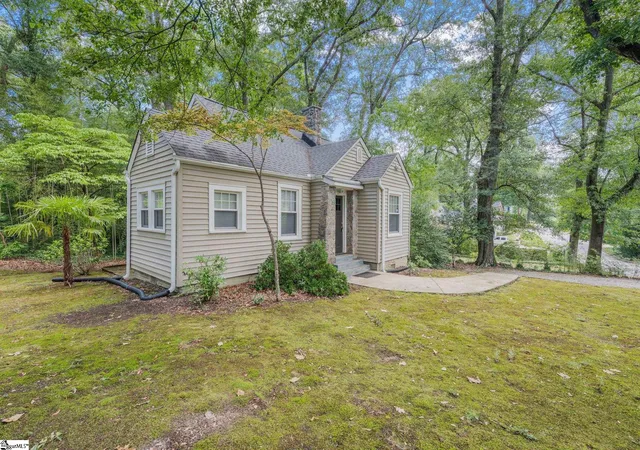Photo 2 of Single family home for sale at 301 Brookwood Dr, Greenville, SC 29605 | MLS# 1600359 | Listing updated on 2026-08-10