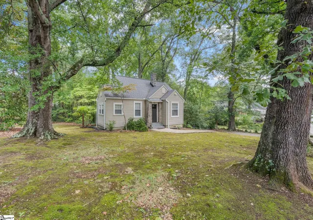 Photo 3 of Single family home for sale at 301 Brookwood Dr, Greenville, SC 29605 | MLS# 1600359 | Listing updated on 2026-08-10