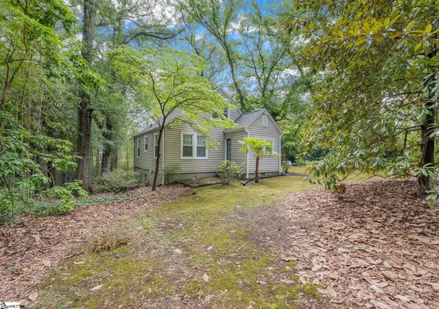 Photo 3 of Single family home for sale at 301 Brookwood Dr, Greenville, SC 29605 | MLS# 1600359 | Listing updated on 2026-08-10