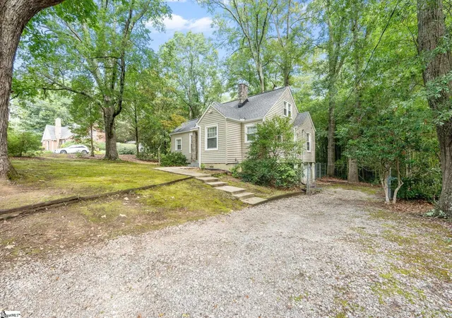 Photo 4 of Single family home for sale at 301 Brookwood Dr, Greenville, SC 29605 | MLS# 1600359 | Listing updated on 2026-08-10