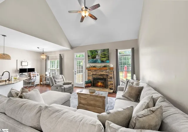 Photo 4 of Single family home for sale at 302 Crossvine Wy, Simpsonville, SC 29680 | MLS# 1594417 | Listing updated on 2026-10-16
