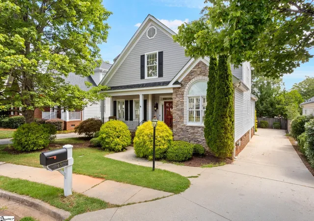 Photo 2 of Single family home for sale at 15 Crabapple Ct, Greenville, SC 29605 | MLS# 1598778 | Listing updated on 2026-08-16