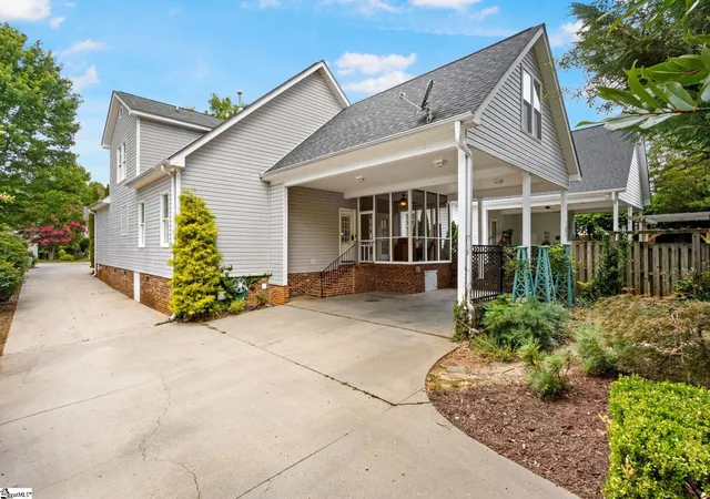 Photo 3 of Single family home for sale at 15 Crabapple Ct, Greenville, SC 29605 | MLS# 1598778 | Listing updated on 2026-08-16