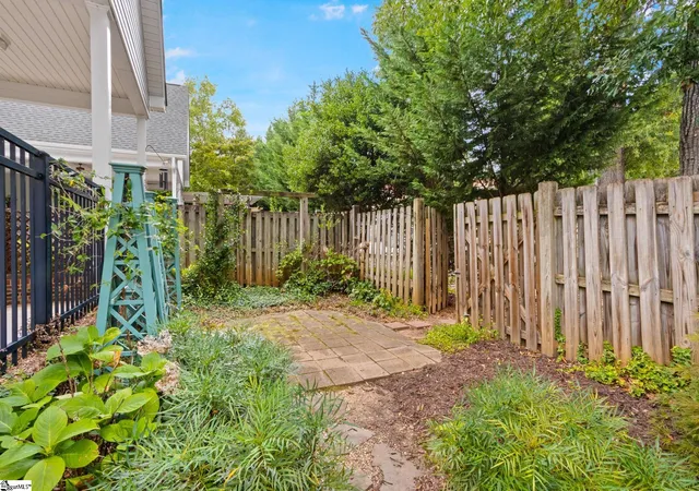 Photo 3 of Single family home for sale at 15 Crabapple Ct, Greenville, SC 29605 | MLS# 1598778 | Listing updated on 2026-08-16