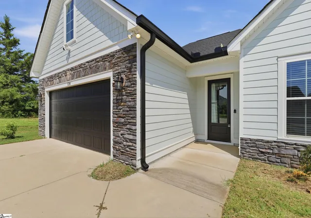 Photo 1 of Single family home for sale at 124 Champion Green, Greenwood, SC 29649 | MLS# 1596339 | Listing updated on 2026-10-27