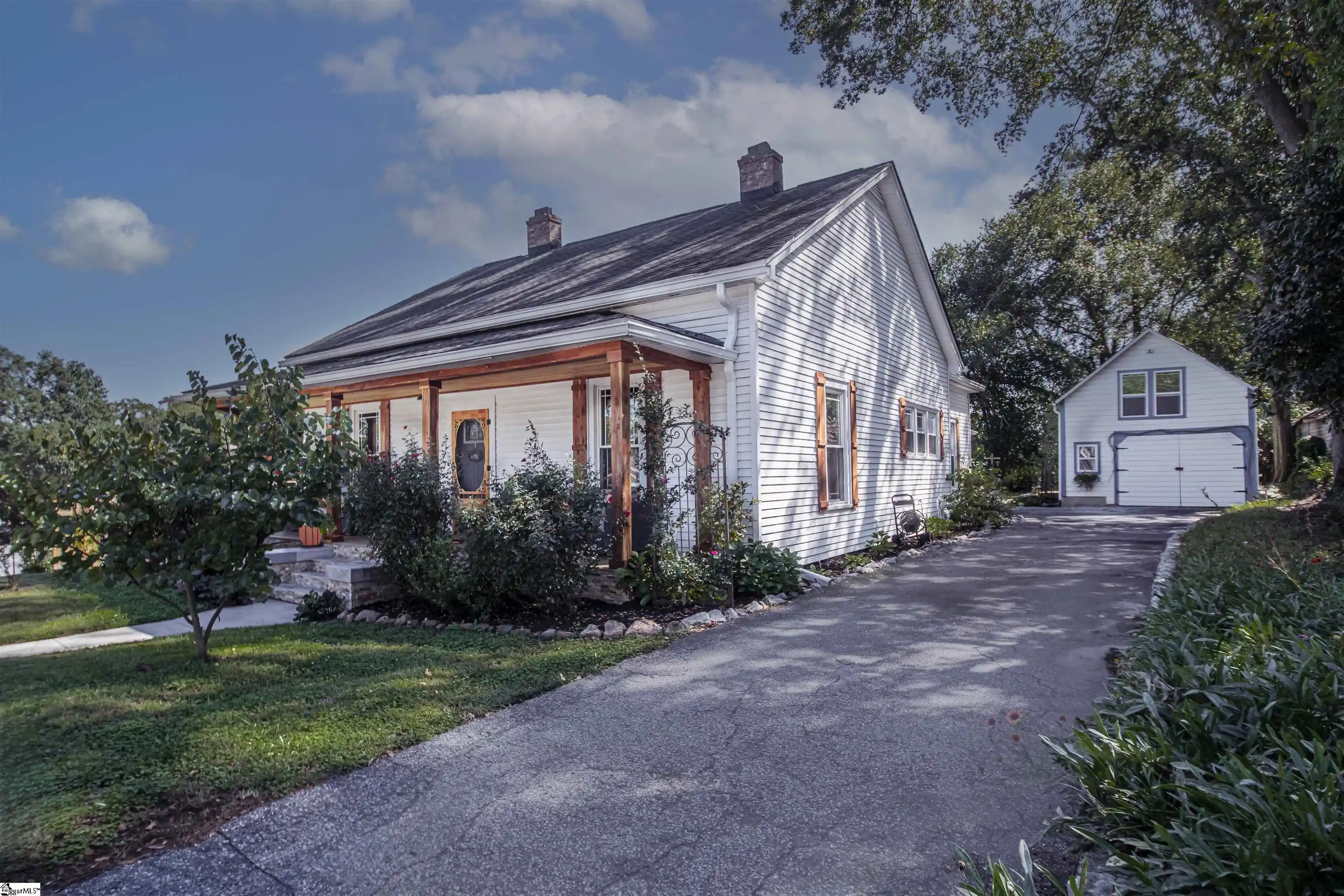 Photo 1 of Single family home for sale at 323 W Front St, Liberty, SC 29657 | MLS# 1605440 | Listing updated on 2026-10-21