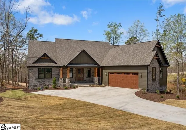 Photo 1 of Single family home for sale at 2610 Dog Leg Ln, Seneca, SC 29678 | MLS# 1558476 | Listing updated on 2026-09-17